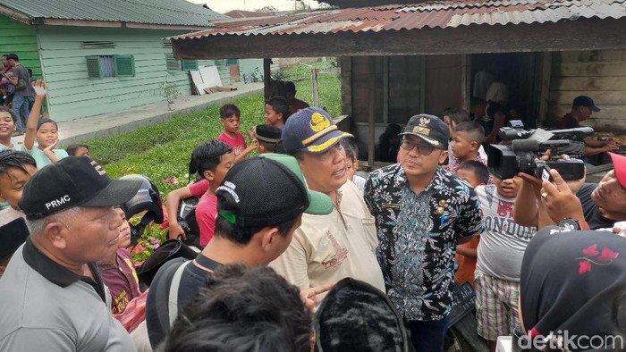 Kepling V Rizaldi (kiri) dan Lurah Tanjung Mulia Hilir Hendra Syahputra ditemui di dekat kediaman Abu Nara (Budi-detikcom)