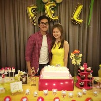 Ini adalah salah satu momen manis lainnya dari Kaesang dan Felicia. Pria kelahiran 25 Desember 1994 itu memeluk Felicia yang tengah merayakan ulang tahun. Foto: Instagram