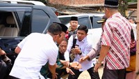 Detik-detik penyerangan Wiranto setelah turun dari mobil Land Cruiser Prado. Foto: dok. Istimewa