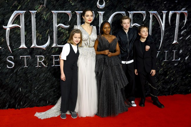 Momen glamor Angelina Jolie kian lengkap dengan kehadiran para buah hatinya. Namun, kali ini Maddox dan Pax Jolie-Pitt harus absen. Foto: Tim P. Whitby/Getty Images