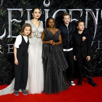 Momen glamor Angelina Jolie kian lengkap dengan kehadiran para buah hatinya. Namun, kali ini Maddox dan Pax Jolie-Pitt harus absen. Foto: Tim P. Whitby/Getty Images