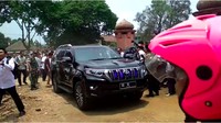 Bicara Toyota Land Cruiser Prado, mobil ini dijual di beberapa negara. Di Jepang, Land Cruiser Prado hadir dengan pilihan mesin bensin dan diesel. Versi mesin bensinnya berkapasitas 2.700 cc dan mesin diesel 2.800 cc. Mesin dikawinkan dengan transmisi otomatis enam percepatan. Foto: Istimewa
