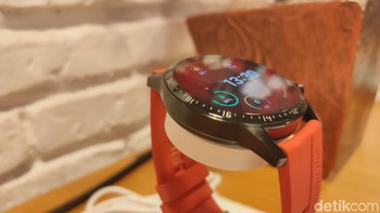 Untuk memudahkan pengguna mengecek informasi di layar jam, Huawei Watch GT 2 dilengkapi dengan layar always on. (Foto: detikINET/Virgina Maulita Putri)