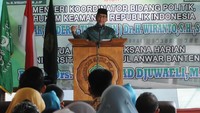 Menko Polhukam Wiranto ditusuk di Alun-alun Menes, Pandeglang, Banten. Sebelum ditusuk, Wiranto sempat menghadiri acara di Universitas Mathlaul Anwar. Usai mengisi kuliah umum, Wiranto dan rombongan meninggalkan kampus menuju Alun-alun Menes. ANTARA FOTO/Weli Ayu Rejeki.
