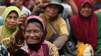 Mereka juga meminta alokasi lahan lewat penunjukan kawasan perhutanan sosial oleh Menteri LHK, penambahan area hutan negara yang dikelola masyarakat, hingga konversi SKI pengakuan dan perlindungan kemitraan menjadi IPHPS. 