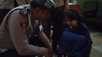 Mabes Polri menyebut pria yang menusuk Wiranto itu terpapar ISIS. Ada pula seorang perempuan yang diamankan.