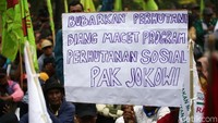 Massa petani juga membawa sejumlah alat peraga untuk berdemo. Salah satunya ada spanduk bertuliskan Bubarkan Perhutani Biang Macet Program Perhutanan Sosial pak Jokowi.