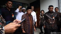 JK tampak mengenakan batik cokelat dan peci hitam. Dia didampingi MenPAN-RB Syafruddin.