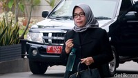 Adapun kasus dugaan suap antara Samin Tan dan Eni itu terkait masalah yang dialami perusahaan Samin, PT Asmin Kolaindo Tuhup (AKT). Permasalahan yang dimaksud terkait perjanjian karya pengusahaan pertambangan batu bara (PKP2B) generasi 3 di Kalimantan Tengah antara PT AKT dan Kementerian ESDM.