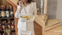 Kurma muda jadi salah satu camilan sehat yang dipilih Angela, ketika ia sedang berada di rumah. Foto: Instagram @angelalee87