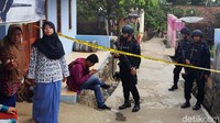 Polisi dengan menentang senjata laras panjang berjaga di rumah kontrakan pelaku penusukan Menkopulhukam Wiranto di Kampung Sawah, Desa Menes, Kecamatan Menes, Pandeglang.