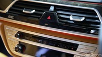 Teknologi yang lebih canggih adalah dengan hadirnya BMW Touch Command terbaru. Tablet yang dapat dilepas ini miliki layar diagonal 7-inci dan dapat digunakan dari kursi mana pun dan bahkan dari luar kendaraan. Fitur ini memungkinkan pemilik mengoperasikan fungsi kenyamanan seperti penyesuaian bangku, pencahayaan interior dan pengaturan AC, serta sistem hiburan, navigasi, dan komunikasi.