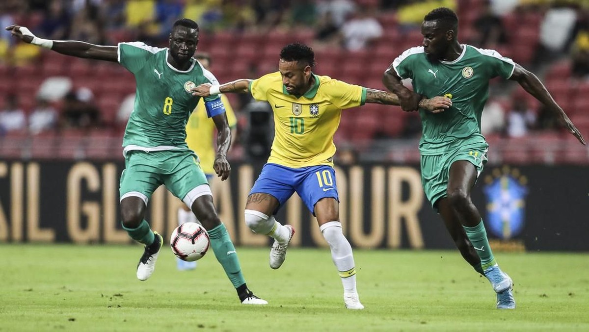 Aksi pemain Brasil, Neymar (tengah), dikepung dua pemain Senegal dalam laga persahabatan di Stadion Nasional, Singapura, Kamis (10/10/2019). Laga berakhir 1-1. (Foto: Danial Hakim/AP Photo)