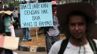 Salah satu poster yang dibawa bertuliskan saya dilahirkan dengan hak saya yang dirampas.