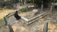 Sementara itu, di bagian belakang tugu terdapat makam J.E de Vrij, seorang farmakolog yang mengembangkan dan meneliti kina bersama Junghuhn. Nisan di makamnya pun hancur, sementara rantai besi yang mengelilingi makam hilang entah ke mana. (Yudha Maulana/detikcom)