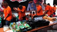Barang bukti berupa sabu seberat 56 kilogram, ganja seberat 13 kilogram, ekstasi sebanyak 227 butir, heroin seberat 5,9 gram, tembakau gorilla seberat 259 gram, 481 butir H-5, dan obat berbahaya sebanyak 33,080 butir turut ditampilkan dalam rilis kasus narkoba yang berhasil diungkap oleh polisi.