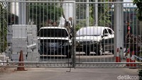 Ambulans yang membawa Wiranto datang melalui pintu samping RSPAD. Sementara, wartawan tidak bisa mendekat ke area dimana Wiranto turun dari mobil ambulans karena disterilkan.