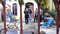 Dari peristiwa tersebut, polisi melakukan pemeriksaan rumah keluarga pelaku penyerangan Menkopolhukam Wiranto, Syahrial Alamsyah di Jalan Alfakah V desa Tanjung Mulia Hilir Medan Deli, Kota Medan, Sumatera Utara. Syahrial Alamsyah (51) merupakan salah satu pelaku penyerangan Wiranto. ANTARA FOTO/Septianda Perdana.