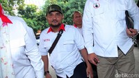 Pria bernama lengkap Habib Novel Chaidir Hasan itu datang dengan didampingi beberapa orang.