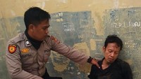 Pelaku penusukan Wiranto menggunakan belati dan gunting. Kedua pelaku merupakan suami-istri dan masih diamankan jajaran Polda Banten. Syahril Alamsyah alias Abu Rara, pelaku penusukan Menko Polhukam Wiranto, disebut polisi terpapar paham radikal ISIS. Polisi saat ini masih mendalami Abu Rara dengan jaringan kelompok teroris di Indonesia. Selain Syahril, polisi mengamankan seorang wanita bernama Fitri Andriana. Keduanya saat ini masih diperiksa polisi. Dok. Polsek Pandeglang.