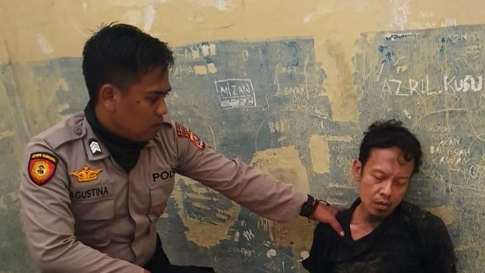 Menko Polhukan Wiranto menjadi korban penusukan di Pandeglang, Banten. Berikut foto-foto rentetan peristiwanya.
