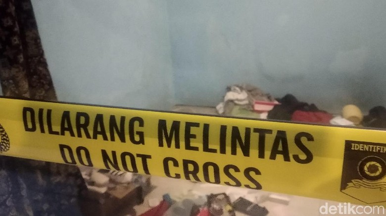 Densus Sita Serbuk-Belati di Mes Tersangka Teroris Bandung Densus Sita Serbuk-Belati di Mes Tersangka Teroris Bandung