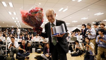 Akira yang asal Jepang banjir ucapan selamat dan ramai diliput media. Foto: Reuters