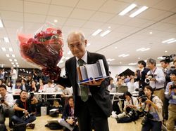 Para Penemu Baterai Ponsel yang Diganjar Nobel Kimia