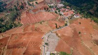 Jokowi menyebut Indonesia telah merehabilitasi 3 juta lahan kritis antara 2010-2019. Capaian ini perlu dipertanyakan mengingat terdapat peningkatan deforestasi seperti disebutkan sebelumnya. Walau diklaim ada penurunan deforestasi, namun kurang berarti karena ada pergeseran area terdeforestasi dari barat ke timur (Papua). Foto: ANTARA FOTO/Raisan Al Farisi.