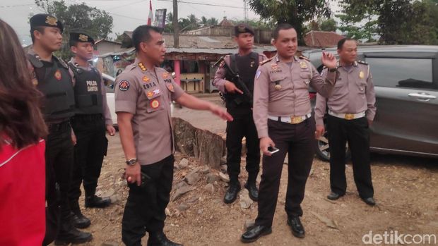 abid Humas Polda Banten, Kombes Edy meninjau lokasi kejadian.