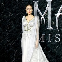 Angelina Jolie jatuh cinta pada belati antik setelah sang ibu membelikannya di usia 11 tahun. Sejak saat itu dia pun mengoleksi belati berbagai model dan bentuk. Bahkan hobi tersebut menurun kepada anaknya, Maddox, yang juga menyukai macam-macam peralatan tajam. Foto: Tim P. Whitby/Getty Images