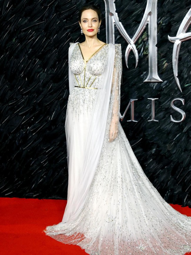 Angelina Jolie jatuh cinta pada belati antik setelah sang ibu membelikannya di usia 11 tahun. Sejak saat itu dia pun mengoleksi belati berbagai model dan bentuk. Bahkan hobi tersebut menurun kepada anaknya, Maddox, yang juga menyukai macam-macam peralatan tajam. Foto: Tim P. Whitby/Getty Images