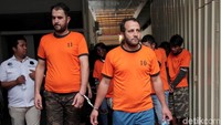 Dari 337 kasus narkoba, polisi mengamankan 410 tersangka yang terdiri dari 5 orang bandar, 371 orang pengedar, dan 43 orang pemakai. Di antara ratusan tersangka tersebut ada pula sejumlah warga negara asing (WNA) yang turut diamankan pihak kepolisian.