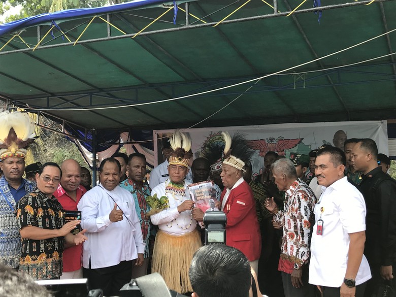 Di Tepi Danau Sentani, Menhan Dinobatkan Jadi Anak Suku Tabi Di Tepi Danau Sentani, Menhan Dinobatkan Jadi Anak Suku Tabi
