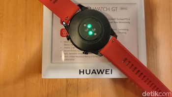 Layar sentuhnya menggunakan panel AMOLED berukuran 1,39 inchi dengan resolusi 454x454 pixel. (Foto: detikINET/Virgina Maulita Putri)