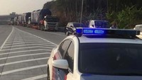 Data yang dihimpun detikcom dalam pengiriman gerbong kereta api LRT melalui jalan tol itu, melibatkan pengawalan dari petugas PJR. Pool/PT INKA.