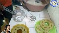 Buat kembang goyang, orang ini pakai cetakan ekstrem, yaitu gir motor. Foto: Istimewa