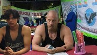 Jadi inget dulu pas nguli bareng Vin Diesel trus pulang makan di pecel lele sirojudin, kata Alfonsus untuk foto ini.  Foto: instagram/twitter Alfonsus73