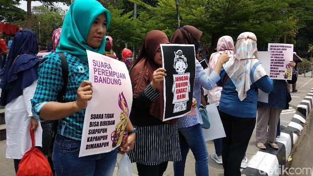 Ibu-Ibu Bandung Aksi Damai untuk Mahasiswa Korban Kekerasan Aparat