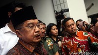 Saat membesuk Wiranto tersebut JK mengatakan pemerintah selalu mengawasi gerakan-gerakan radikal di Indonesia. Polri, TNI, hingga Badan Intelijen Negara (BIN), disebut JK, selalu memberi peringatan gejala serangan dari kelompok radikal.