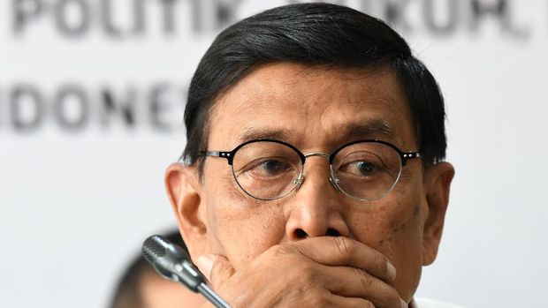 Menkopolhukam Wiranto disebut mengalami luka di perut bagian bawah.