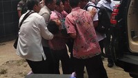 Para korban kemudian dibawa ke RSUD Pandeglang untuk penanganan lebih lanjut. ANTARA FOTO/Weli Ayu Rejeki.