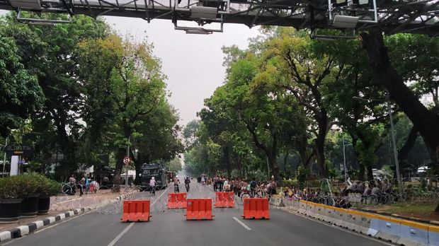 Jalan Medan Merrdeka Barat ditutup di kedua arah.