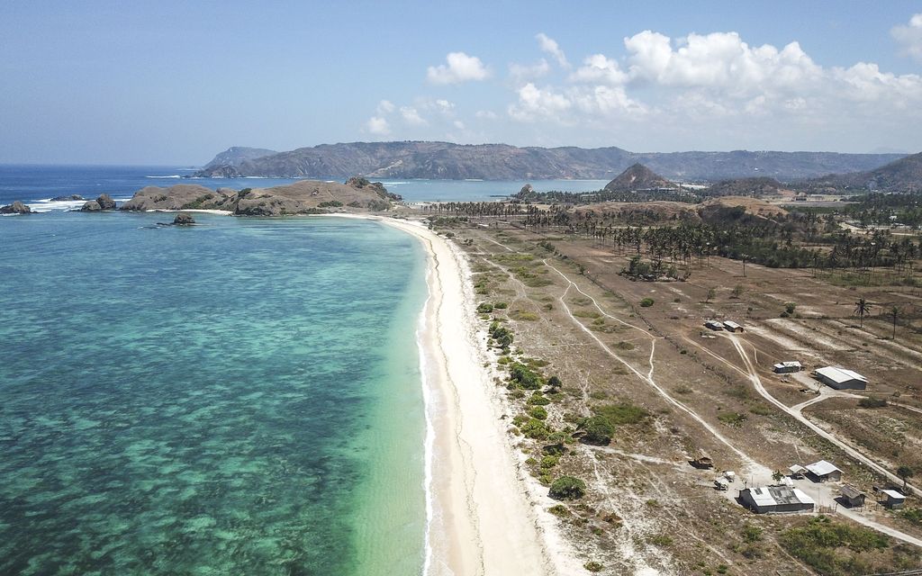 Foto udara panorama pantai Serenting di Kawasan Ekonomi Khusus (KEK) Mandalika, Kuta, Kecamatan Pujut, Praya, Lombok Tengah, NTB, Rabu (4/9/2019). Pantai Serenting yang memiliki panorama alam yang masih alami dengan pasir putihnya adalah salah satu pantai yang berdekatan dengan lokasi pembangunan lintasan Mandalika 
