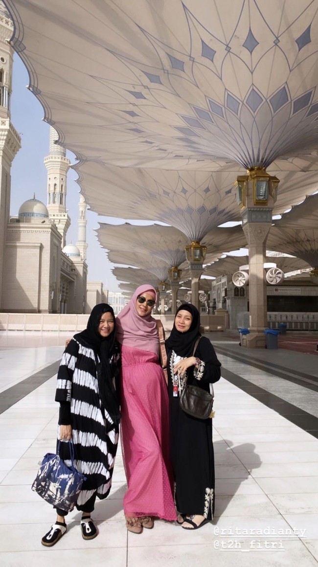 Penampilan beda Paula dengan hijab syari ini banyak dipuji pengikutnya di Instagram. Salah satunya oleh rekan sesama model Kelly Tandiono. Bebiiii love the syariah style, tulis Kelly. Foto: instagram @paula_verhoeven