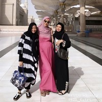 Penampilan beda Paula dengan hijab syari ini banyak dipuji pengikutnya di Instagram. Salah satunya oleh rekan sesama model Kelly Tandiono. Bebiiii love the syariah style, tulis Kelly. Foto: instagram @paula_verhoeven