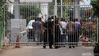 Setelah mendapat pertolongan di RSUD Pandeglang, Wiranto diterbangkan ke RSPAD Jakarta. Dia disebut menjalani operasi gara-gara luka tusuk di perut tersebut. Agung Pambudhy/detikcom.