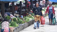 Sejumlah pembeli berjalan di Pasar Tradisional Tolikelek, Kota Wamena, Kabupaten Jayawijaya, Papua, Kamis (10/10/2019).