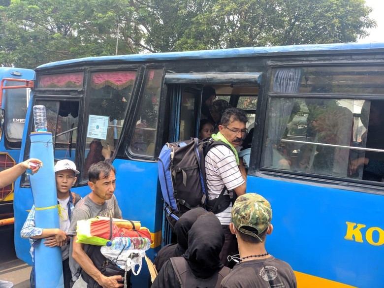 Bus Datang, Pencari Suaka Batal Jalan Kaki dari Kalideres ke Kebon Sirih Bus Datang, Pencari Suaka Batal Jalan Kaki dari Kalideres ke Kebon Sirih
