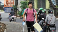 Mereka menyusuri trotoar dari depan eks gedung Kodim 0503/JB ke kantor UNHCR.
